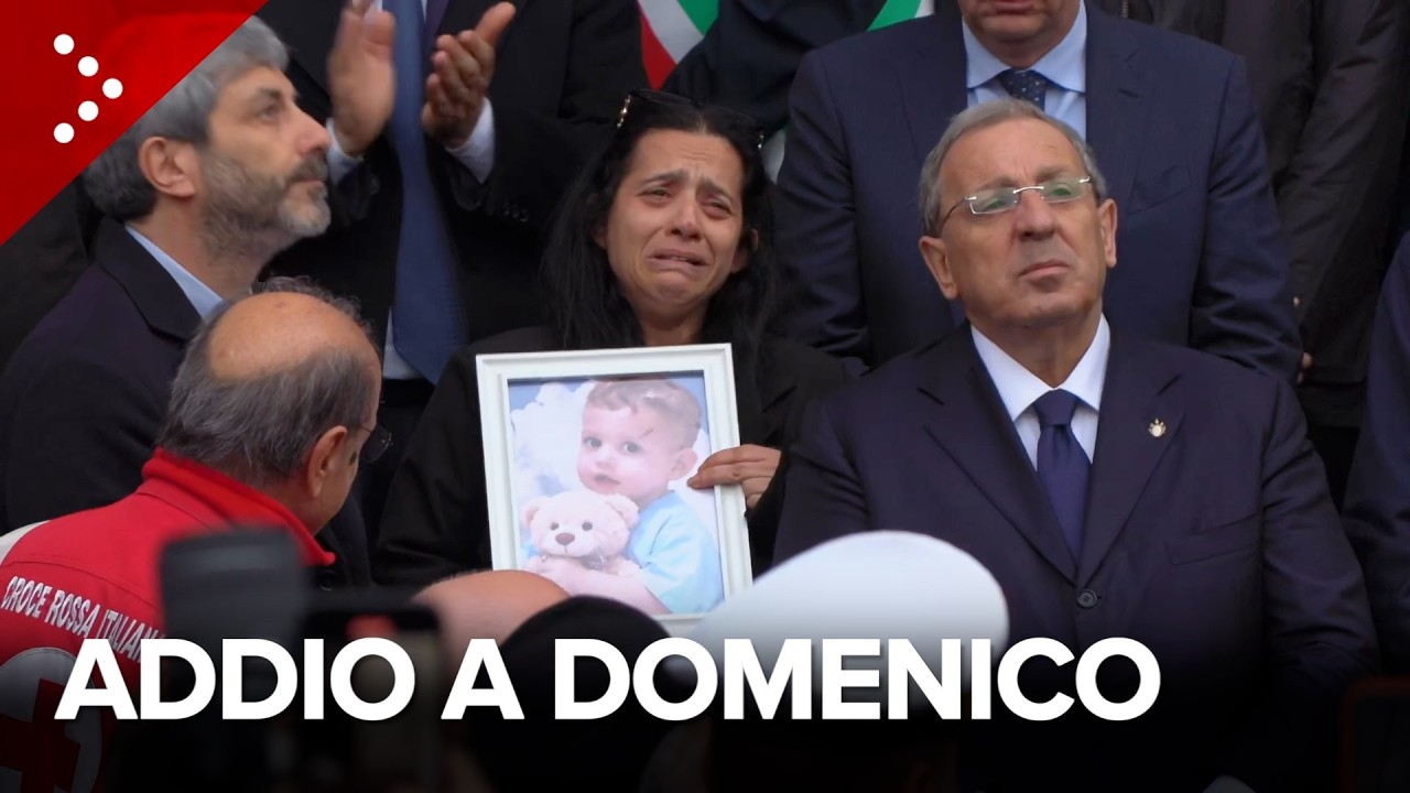 I funerali a Nola di Domenico Caliendo. L'ultimo addio della madre con le note di Marco Mengoni