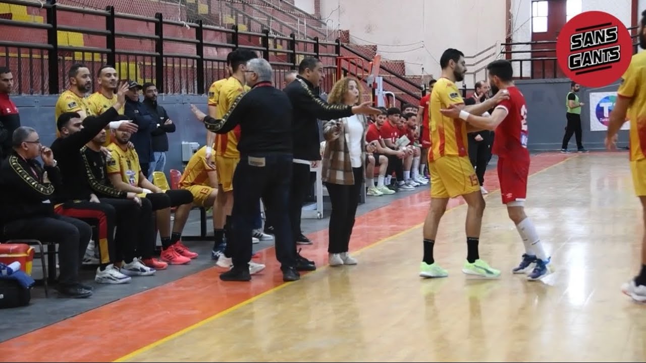 شاهد ماذا حدث بين عصام رزيق وبنك الترجي.. هذا ما لم تنقله كاميرا التلفزيون في الكلاسيكو