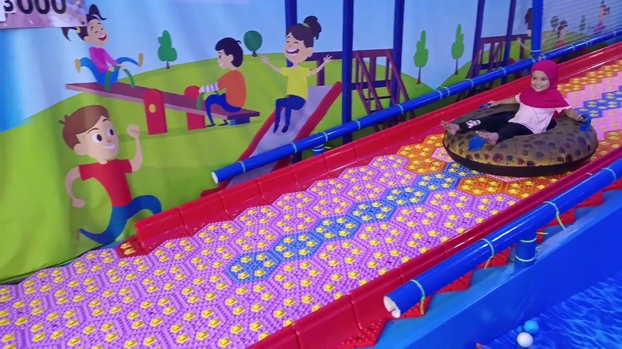Bermain di playground