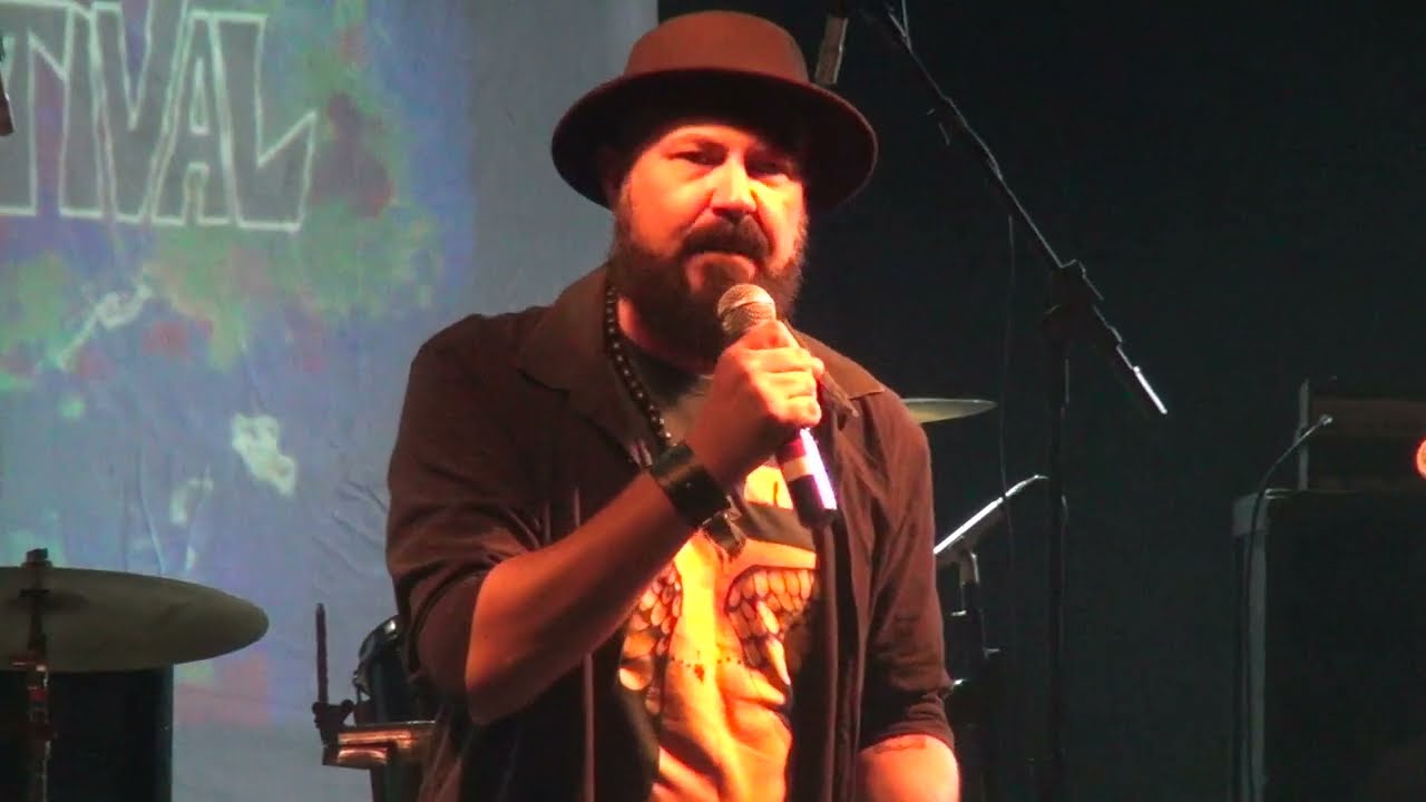 Romulo Narducci recitando no ALDEIA ROCK FESTIVAL 2022