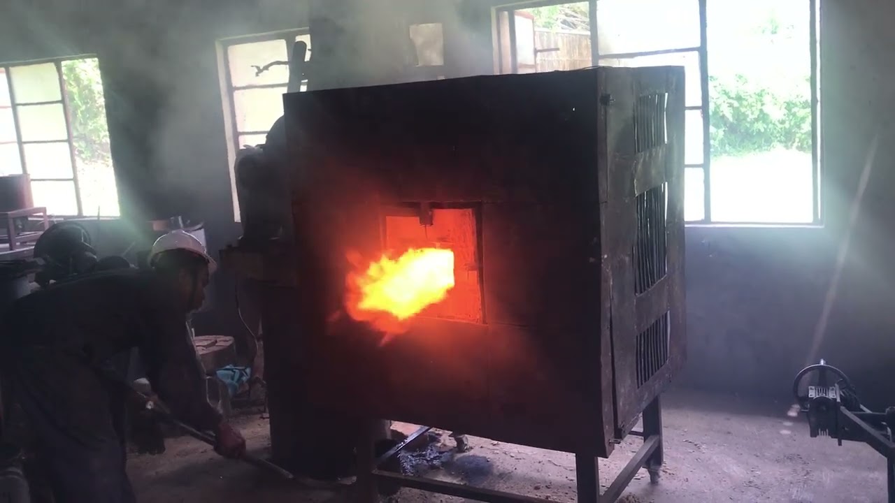 A glass melting furnace