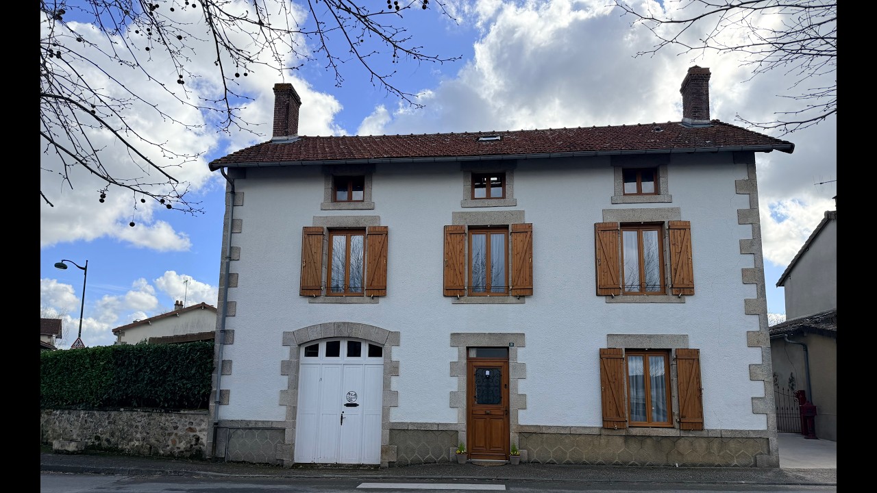 119,900€ Nouic. Haute Vienne. Central village, large four bedroom family home with new spa hot tub