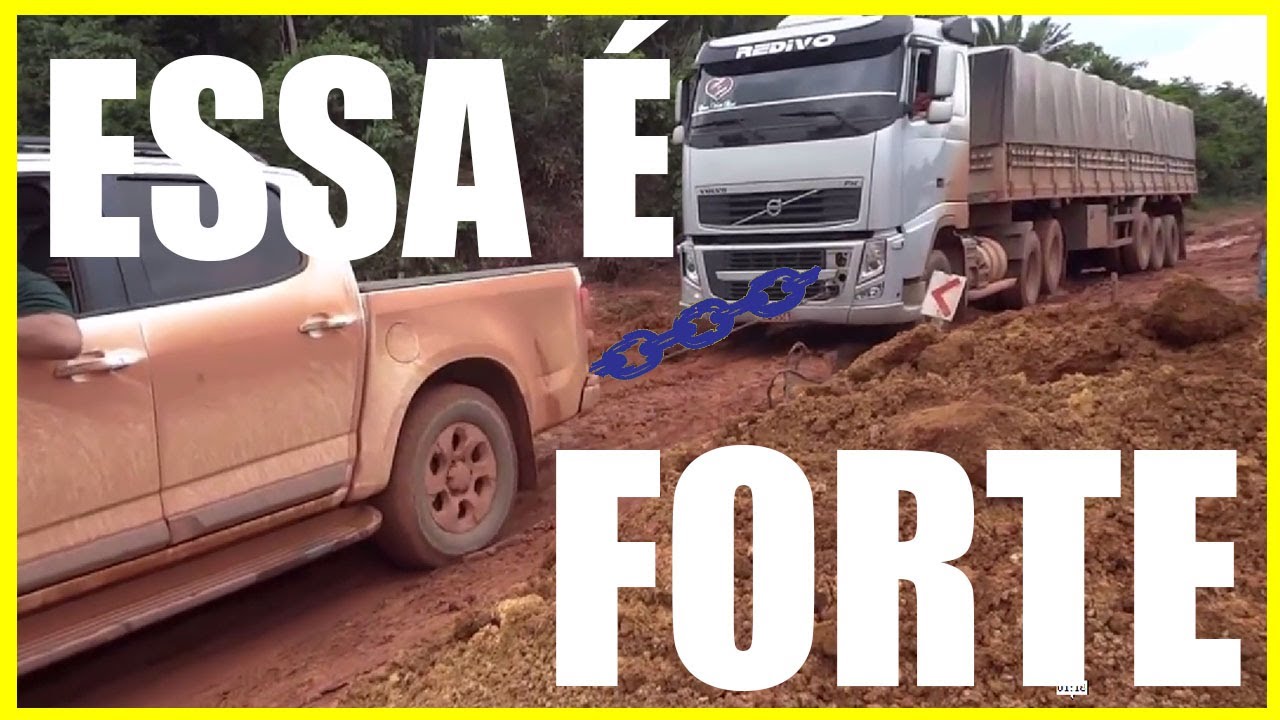 Caminhonete branca 4x4 S10 arranca carreta de atoleiro.