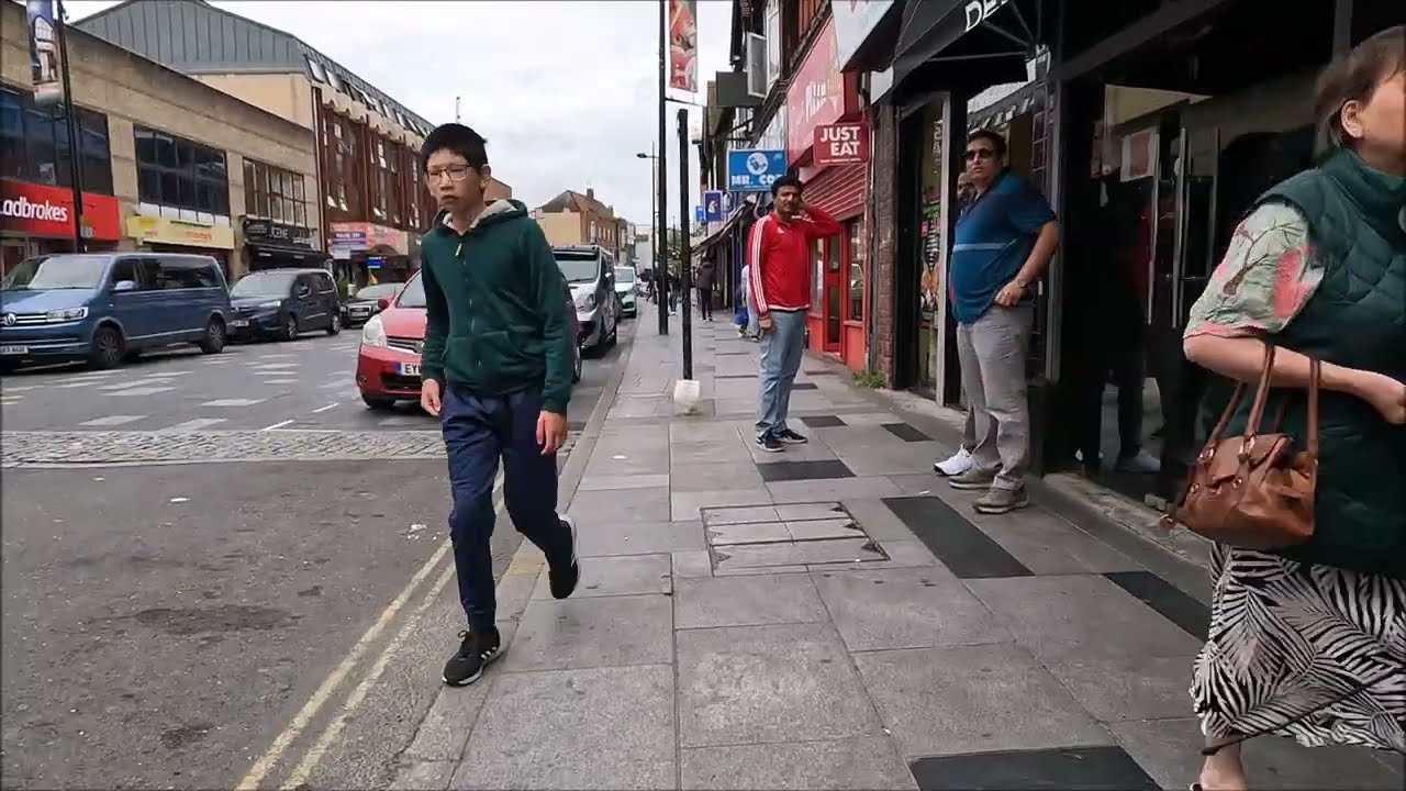 Virtual Walk - Slough High Street Shops On A Saturday Morning - Berkshire, UK - May 2022 | kittikoko