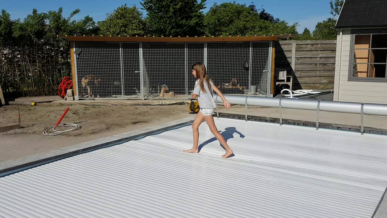Veilig zwembad: Wandelen over de EcoTop lamellen.