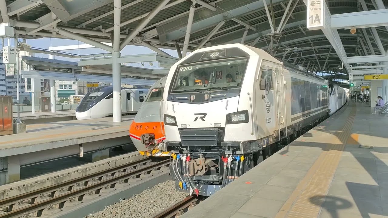 首拍R200柴電機車頭😍 而且還連掛未關連結器罩的emu3000🥰 2/16 8795次R203試運轉台中進站+出站交會176次自強號和385次新自強號