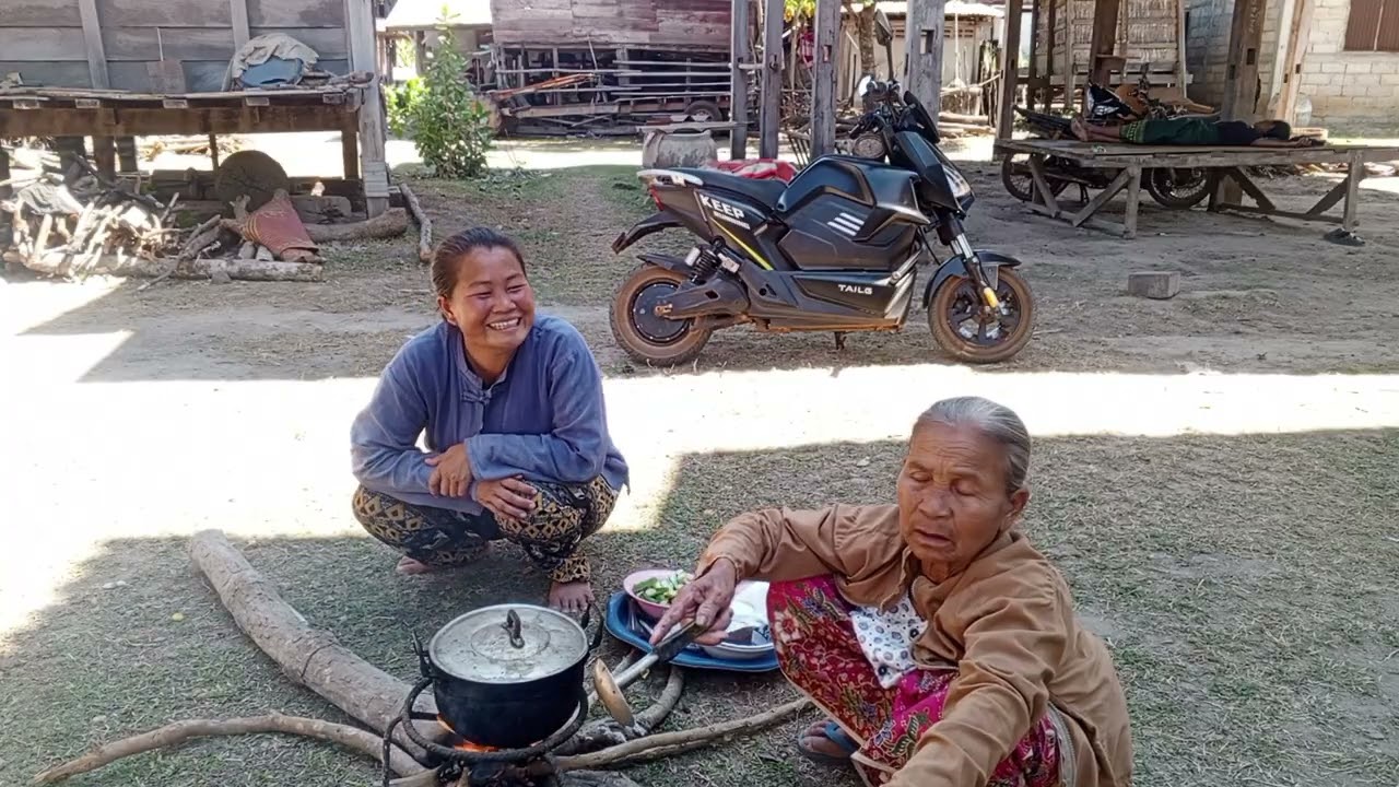 แม่ป้าไปกินแกงหน่อไม้อยู่บา้นสาวพร