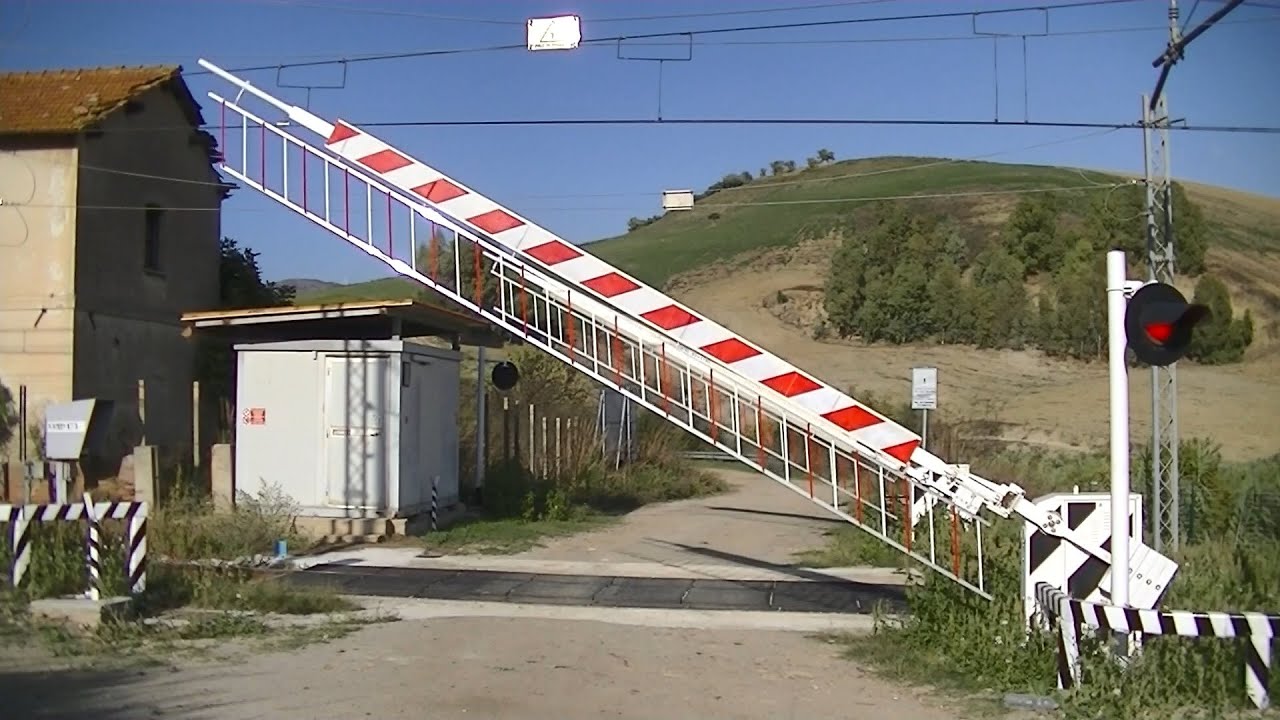Spoorwegovergang Vallelunga (I) // Railroad crossing // Passaggio a livello
