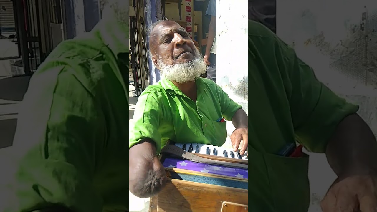 হাত নেই চোখে দেখতে পায় না কতো সুন্দর করে গান করে। এই গান করে উপার্জন করে সংসার চালায় ❤️