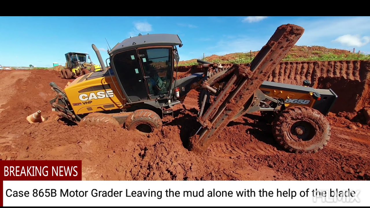 Case 865B Motor Grader Leaving the mud alone with the help of the blade (Brazil)