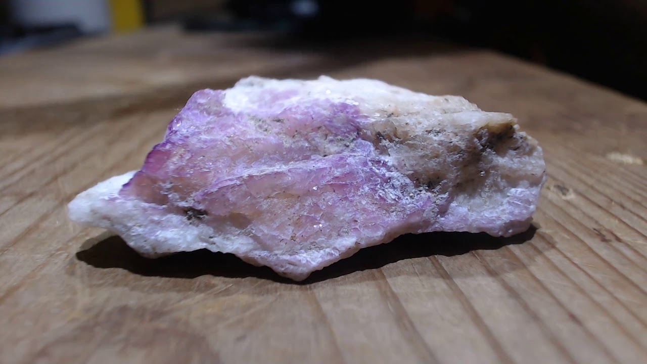 Hackmanite Tenebrescence