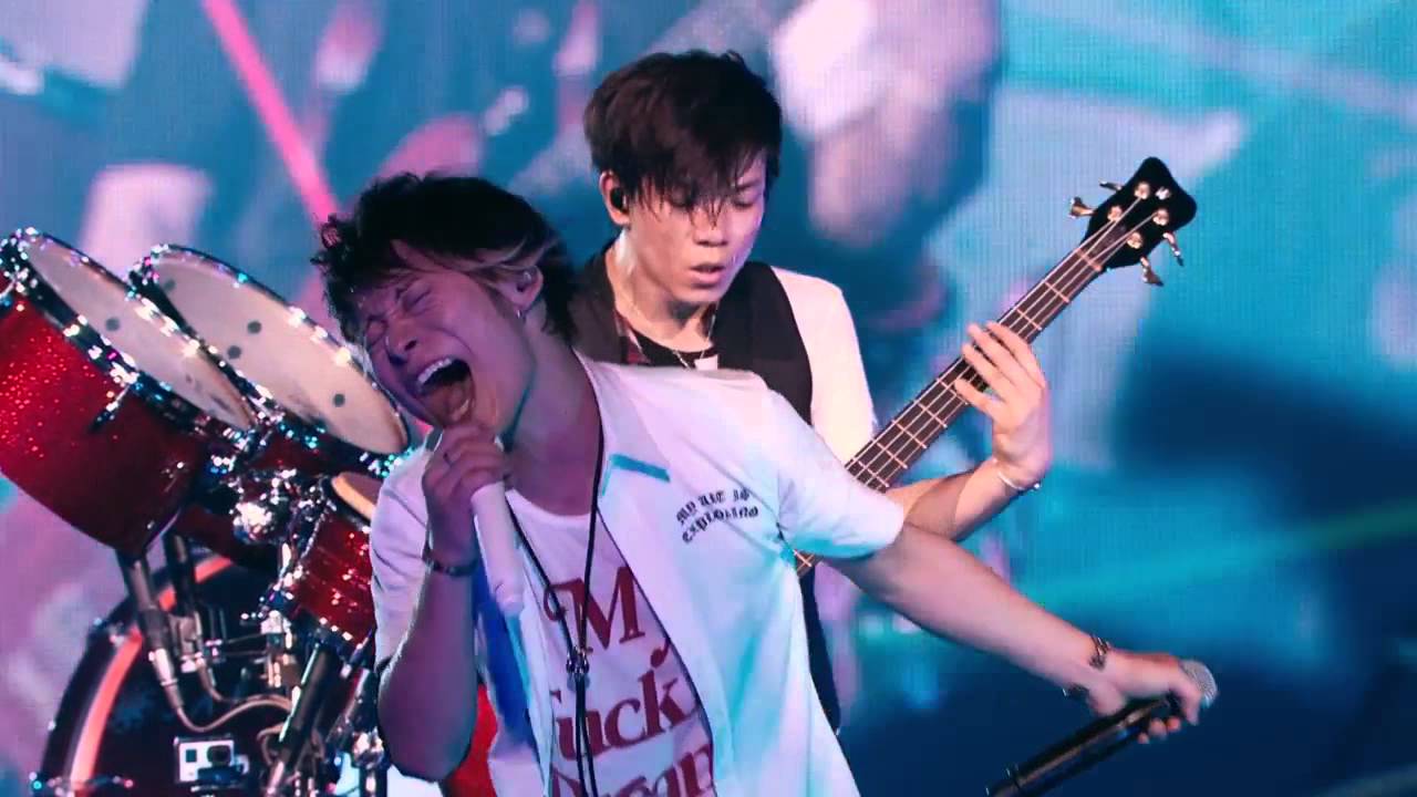 UVERworld - Born Slippy(Underworld cover) Live at Kyocera Dome