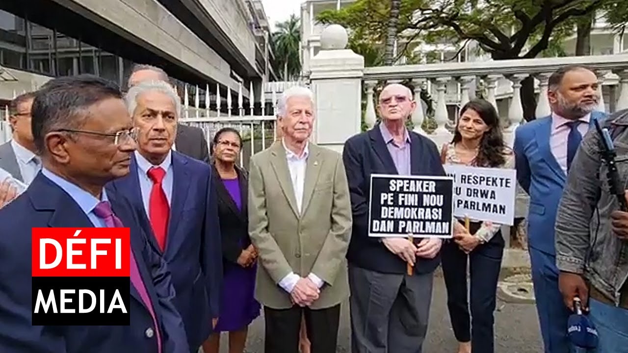 Nouvelle manifestation symbolique des membres de l'opposition devant l'Hôtel du Gouvernement.