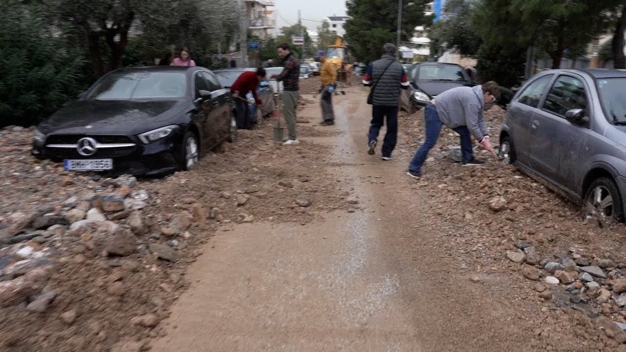 Οχήματα εγκλωβισμένα ανάμεσα σε πέτρες και χώματα, η επόμενη ημέρα στην Άνω Γλυφάδα