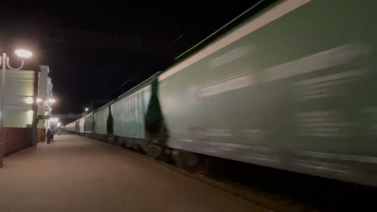 ВЛ80с с грузовым поездом проследует станцию Борисов