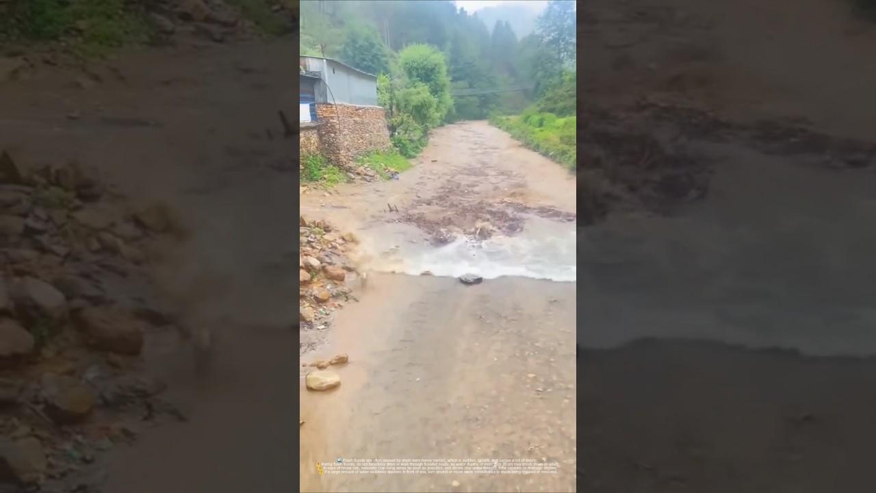 Flash floods suddenly occur! The road turns into a muddy river in a flash during heavy rain
