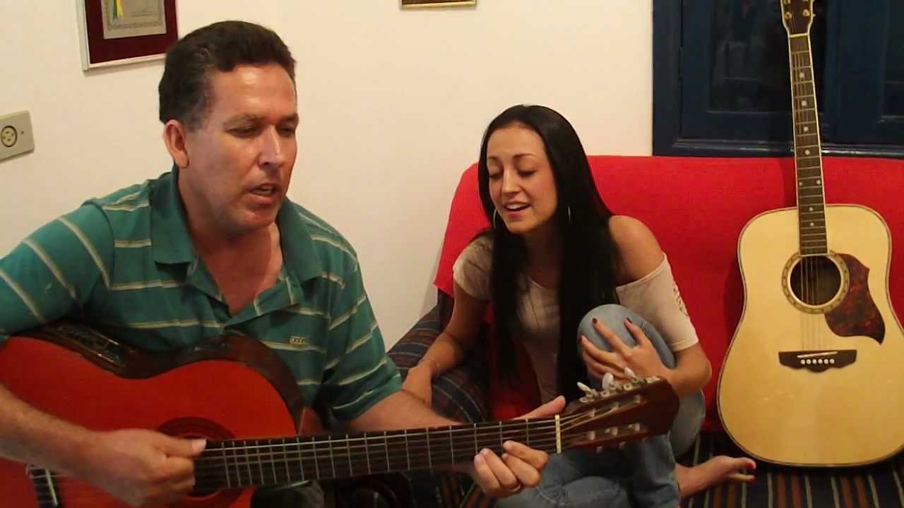 Regiane cantando com seu PAI