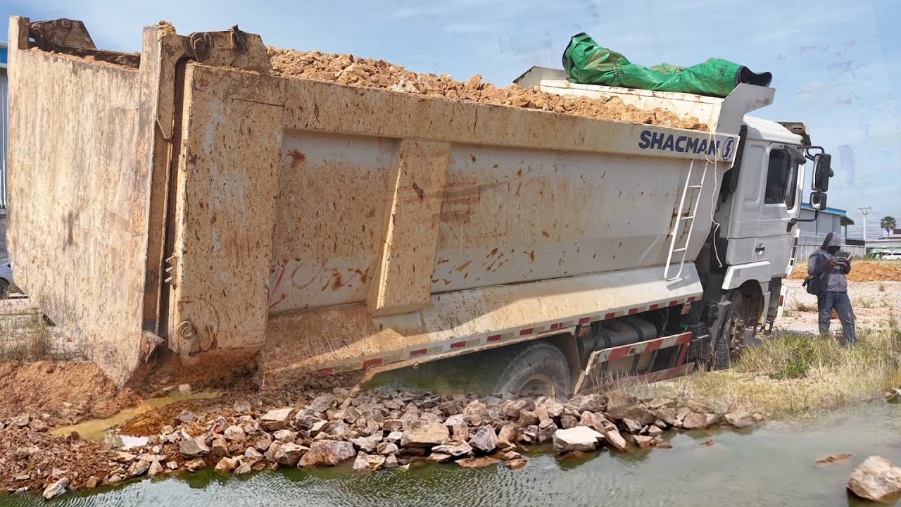 Please don't be in danger‼️Landfill Dump Truck 25ton Back Uploading Overturned Rescue dozer SHANTUI…