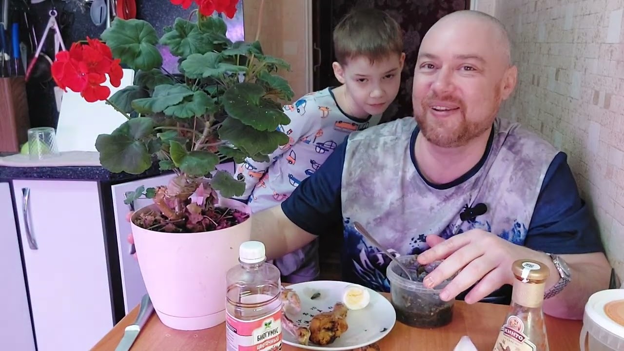 Мукбанг Россия, еда на камеру. Куриные ножки с соусом сацибели, холодец и морская капуста.