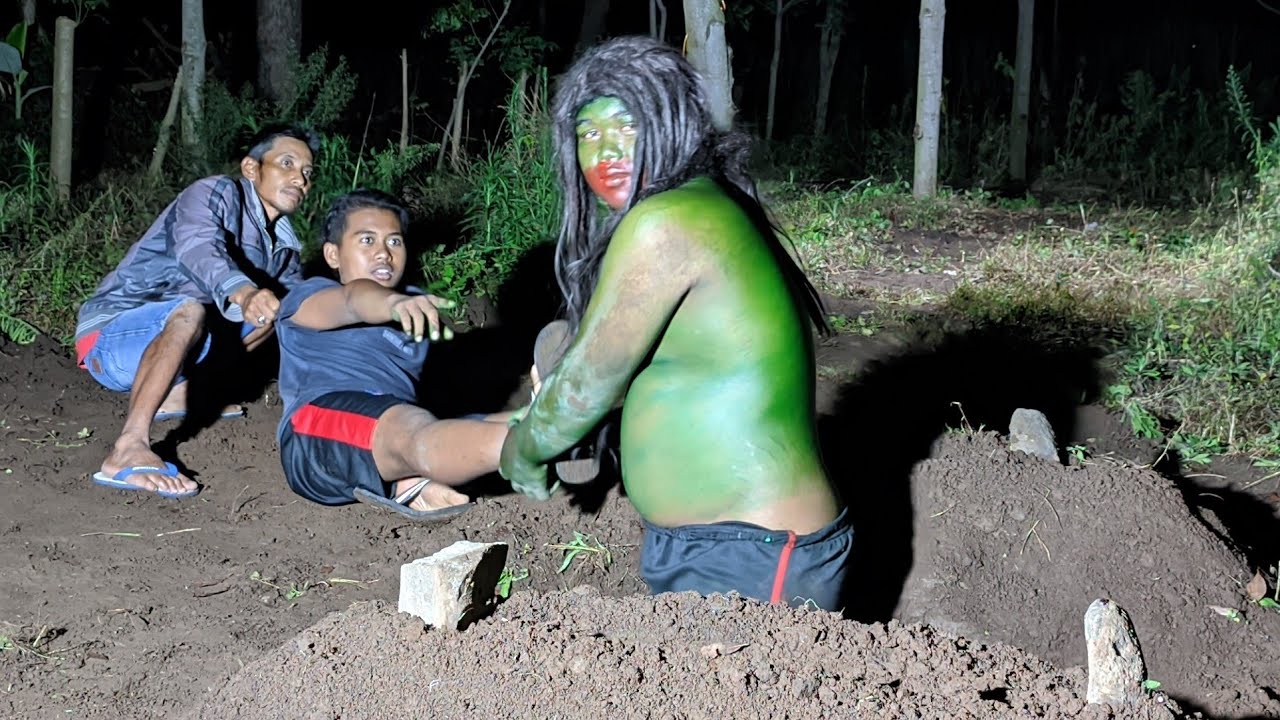 Ditarik Buto Ijo Kedalam Kubur | Prank Buto Ijo | Ghost Prank