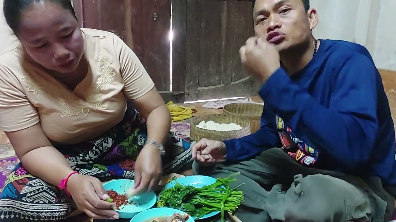 กินข้าวลวกผักแกรงปราครอบครัวแชบ #ชนบทลาว 