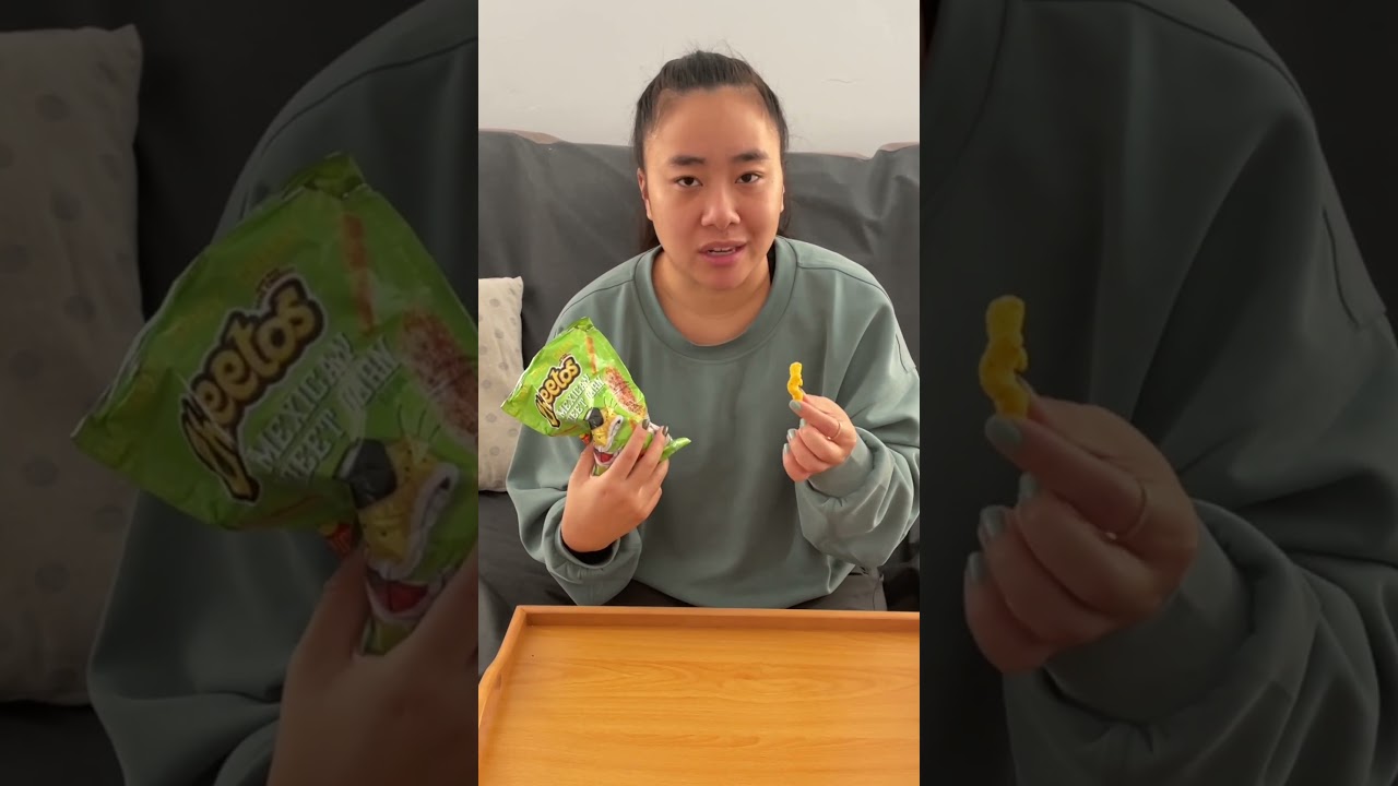 Trying the Mexican Street Corn Cheetos!