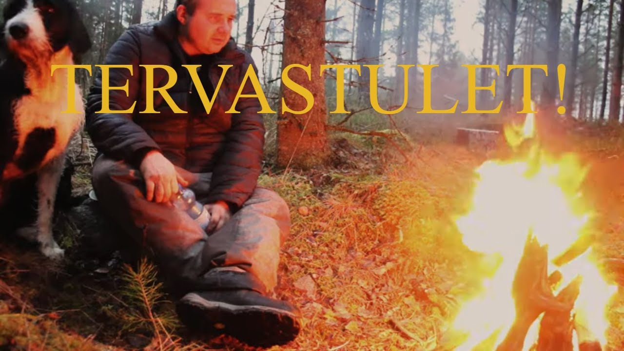 Nuotio tervaksesta ja 3 -osainen makkaratikkuteline