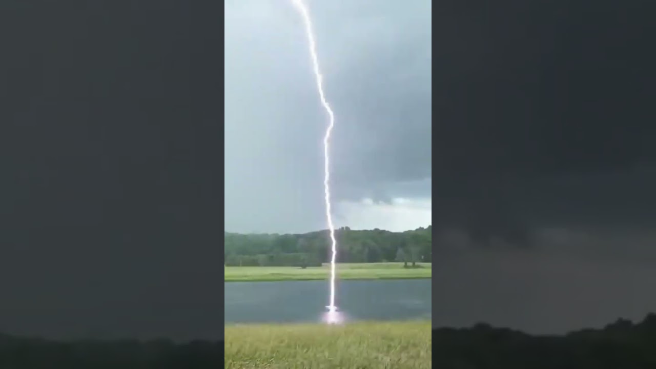 Lightning Strikes water #naturalphenomena #weather #rain #naturalhazard #extremeweather #sapporo