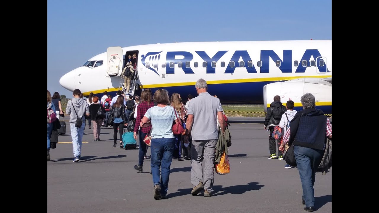 Onboard Ryanair B738-800 EI-DCK Seat 15A Take off RWY09 at Beziers Cap d'Agde Airport !