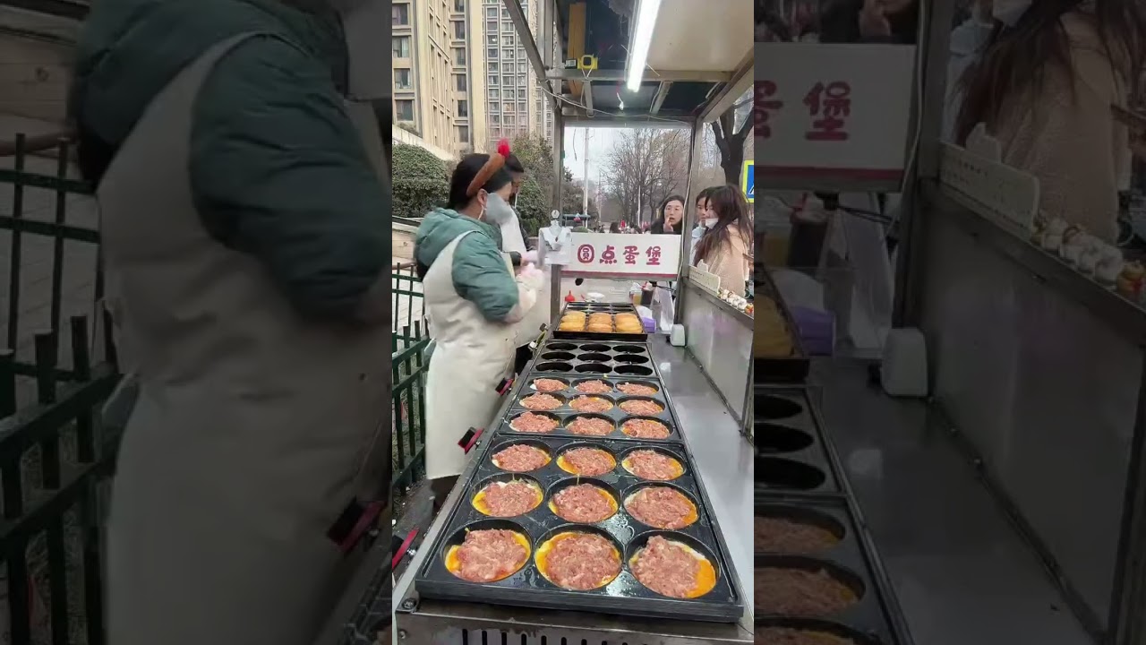 陕西夜市烟火气正浓，蛋堡准时登场，铁板上滋滋作响的鸡蛋汉堡香气四溢，馋得人直咽口水。#路边摊美味