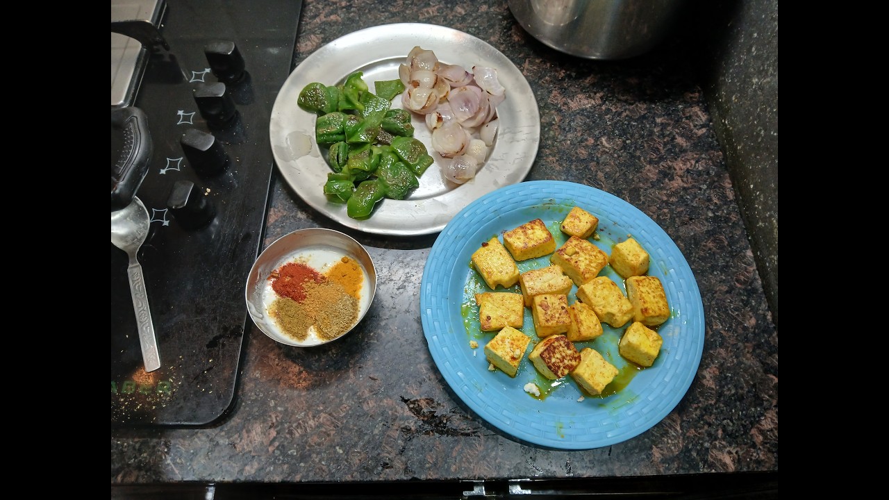 फ्राइड शिमला मिर्च और पनीर की सब्ज़ी ।