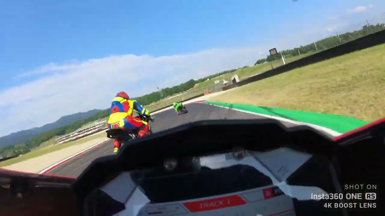 Mugello 2.01 / 2.02 with traffic in the fast group 2023 Aprilia RSV4 factory stock(akra slipon)