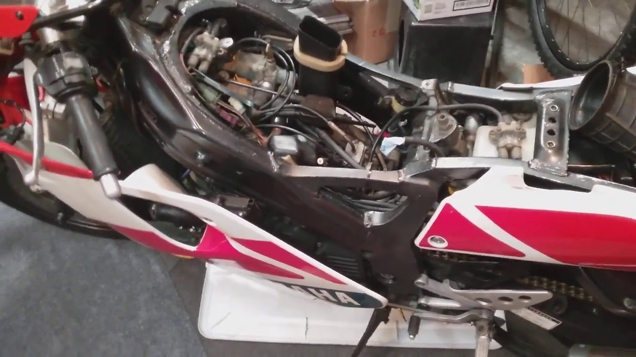 Снятие и чистка карбюратора на мотоцикле Yamaha TZR250 3XV 1992 года выпуска.
