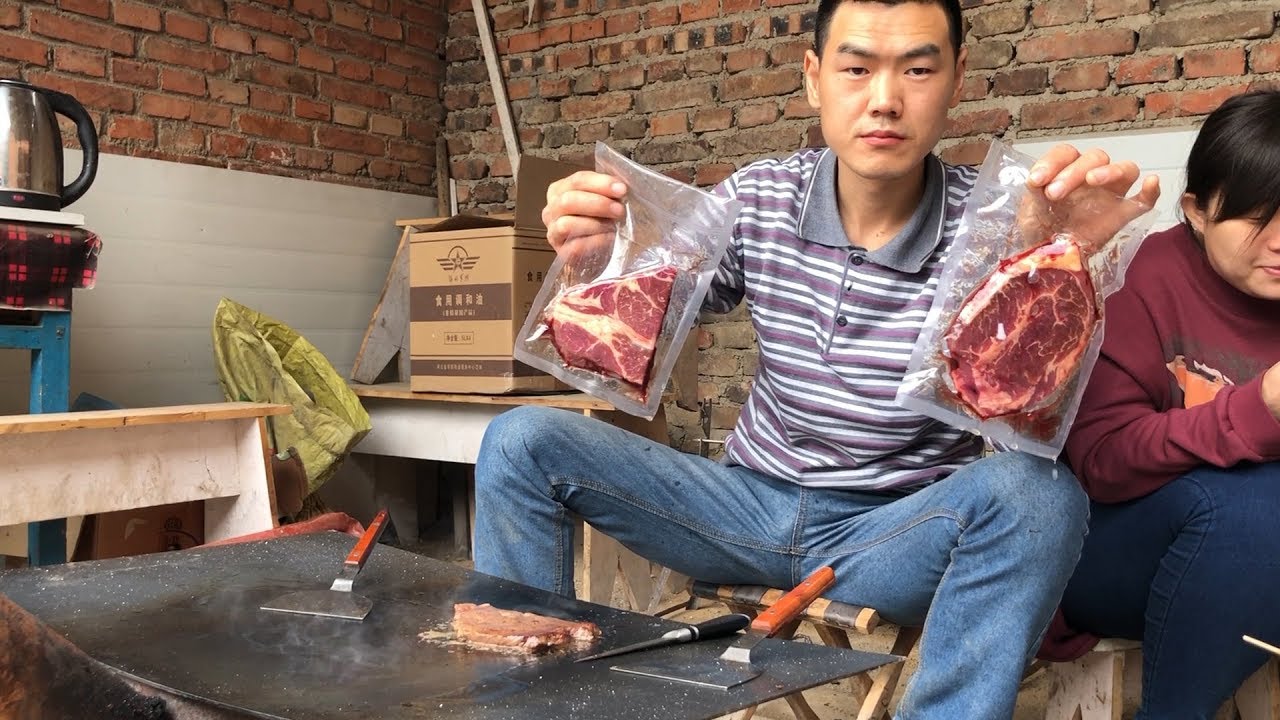 258块买了10块牛排，阿远煎牛排给媳妇吃，还是七成熟味好些