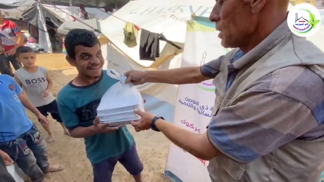 تجهيز وتوزيع وجبات الأرز الجاهزة والمطبوخة على مخيمات النازحين في مدينة غـ.ـزة 