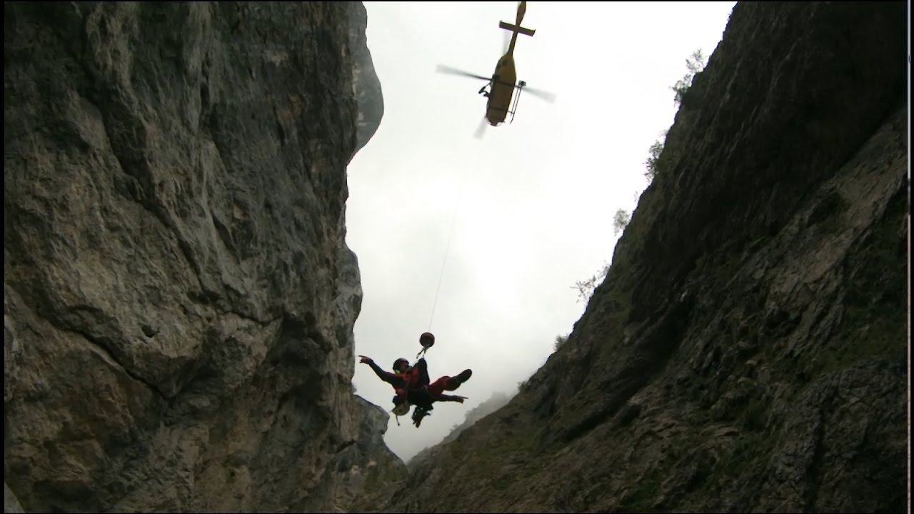 Espectacular rescate por el SEPA en la Canal de la Ria,   Picos de Europa. (8-10-2016).