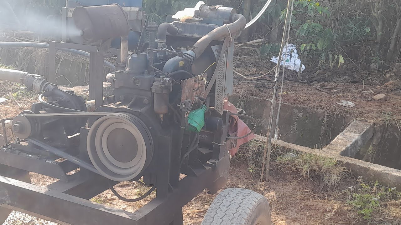 Máy Kubota tưới cà phê bằng bơm 2 guồng Văn Thể cá nổi sản xuất năm 2005