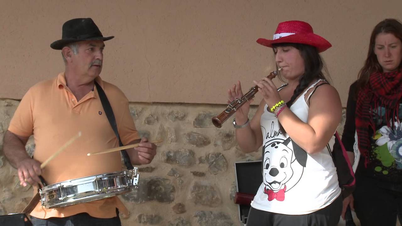 SONIA TOCANDO LA DULZAINA POR PRIMERA VEZ