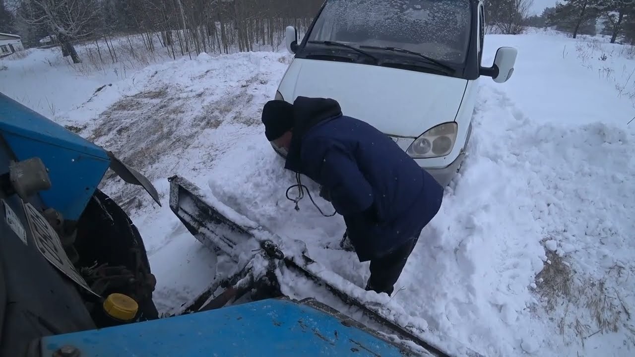 Забуксовал на Газели, опять сломал отвал. Перемело дорогу, каждый день метели.