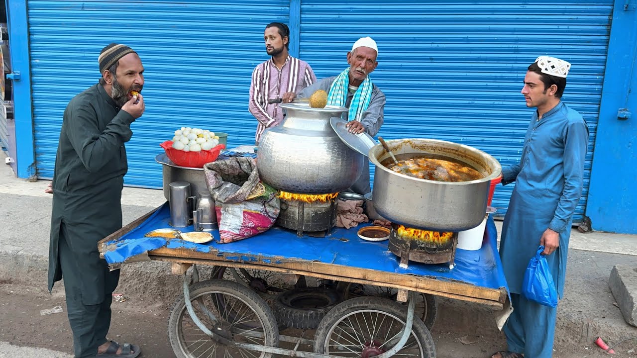 50/- Rs ROADSIDE PAKISTANI BREAKFAST 😍 LAHORI CHANA | HALEEM - PAKISTANI CHEAPEST STREET FOOD
