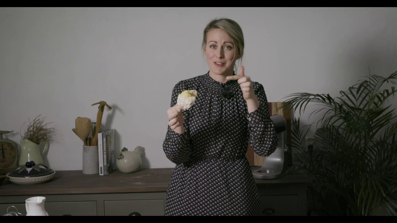 North Wild Kitchen: How to make Norwegian skoleboller - sweet buns with custard and coconut