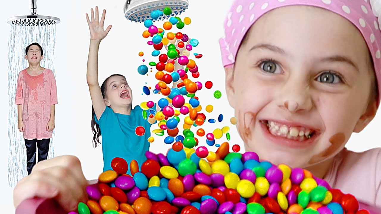 Mimi e Julinha brincam com CHUVEIRO MÁGICO de Doces e outras histórias divertidas para crianças