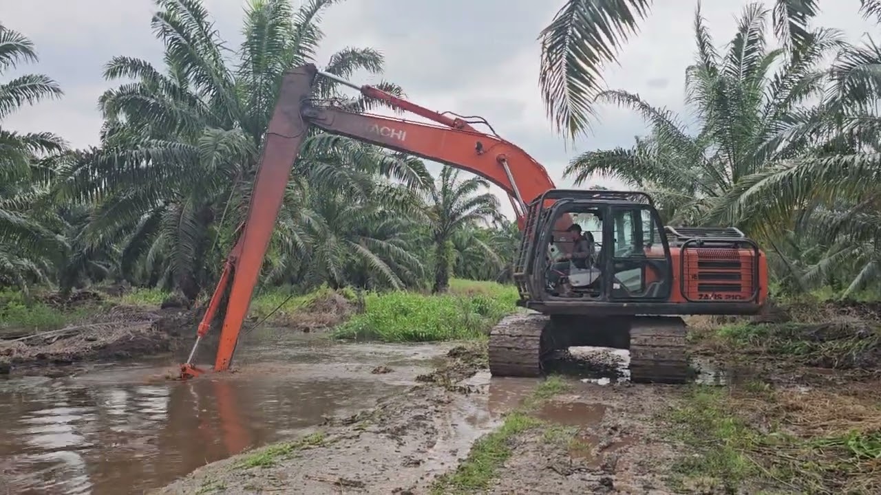 Hitachi excavator ZX 210 F cuci parit #bekobesar #alatberatindonesia #hitachi #cgmachine 