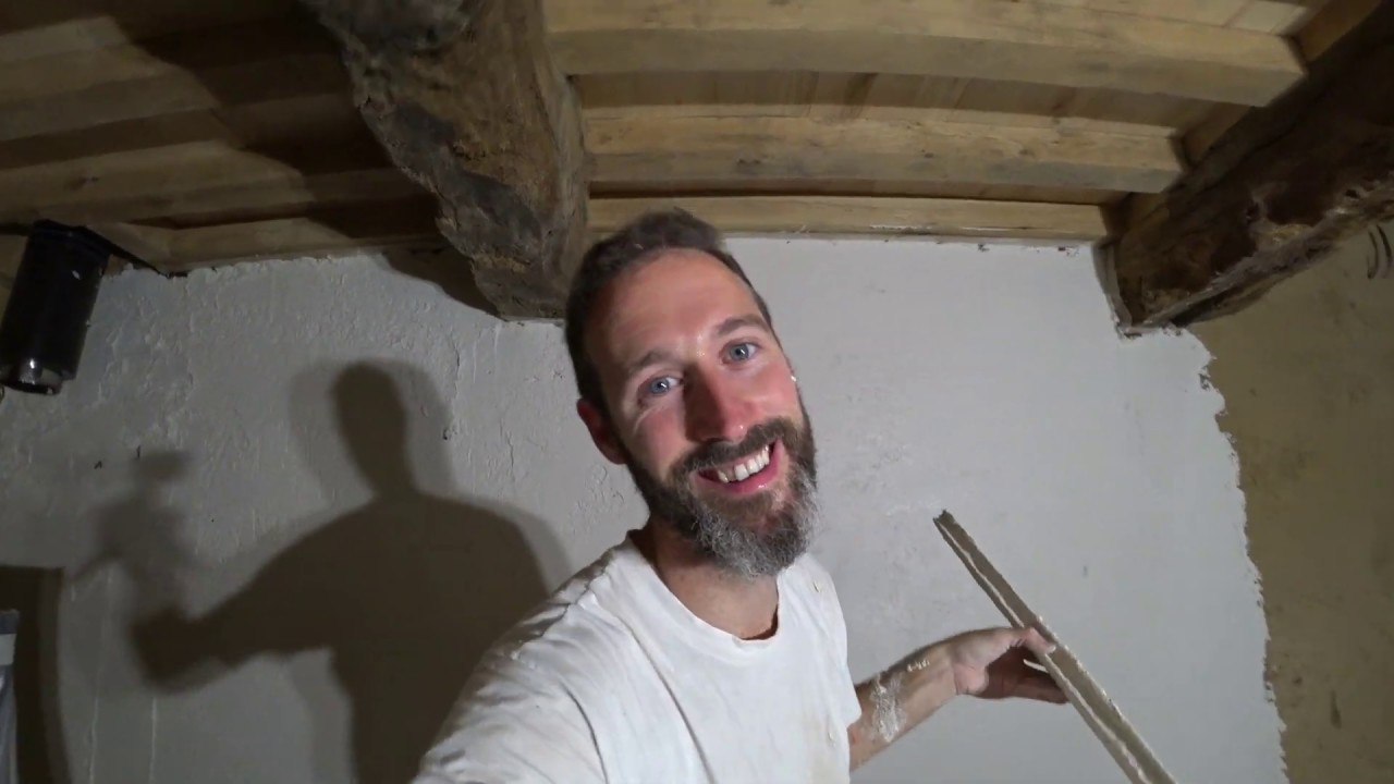 Maison écologique : plâtre et chaux sur des murs en terre avec paille de chanvre