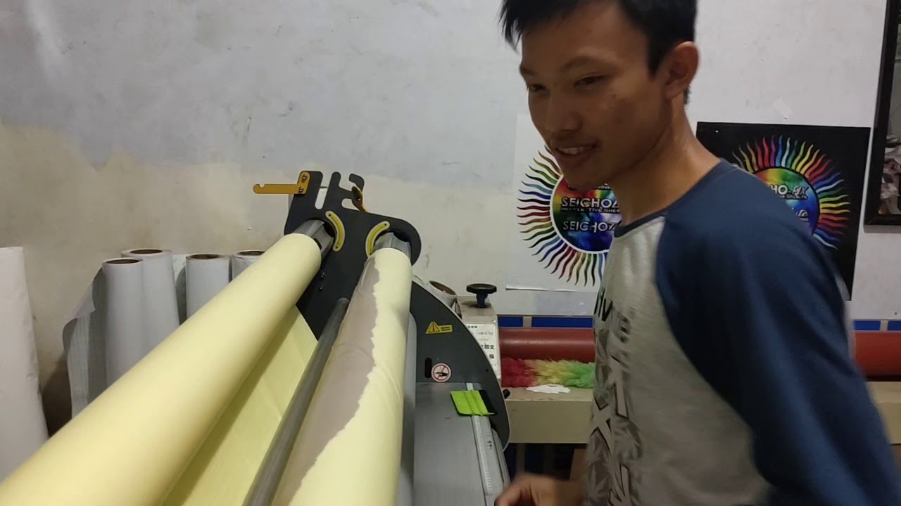 Proses laminating sticker otomatis (laminating panas)