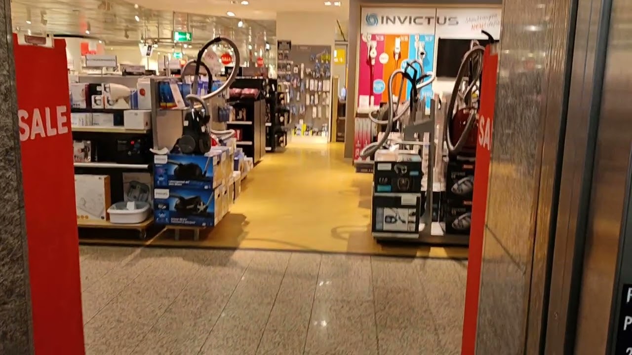 Saarbrücken, Karstadt. Mitfahrt mit einem der Aufzüge BJ: 1970 Umbaujahr: ist 2018