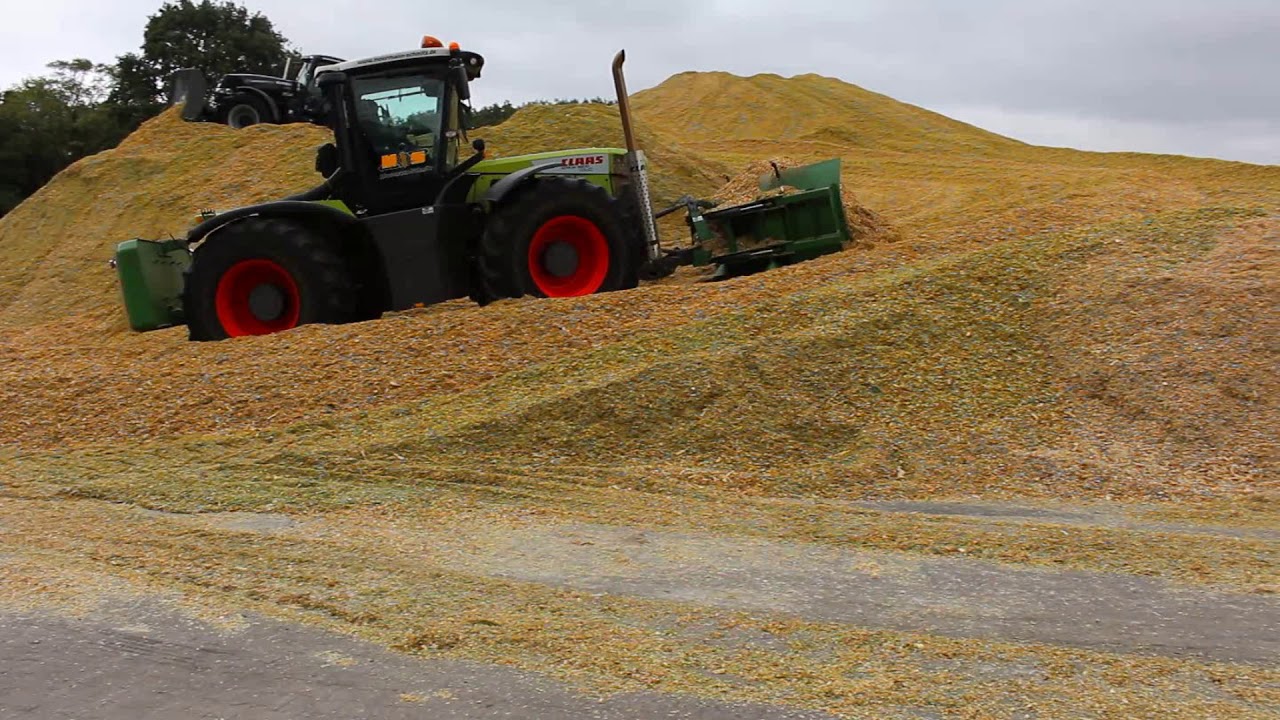 Claas Xerion 3300 am Silo Walzen für eine Biogasanlage {Sound/Uncut}