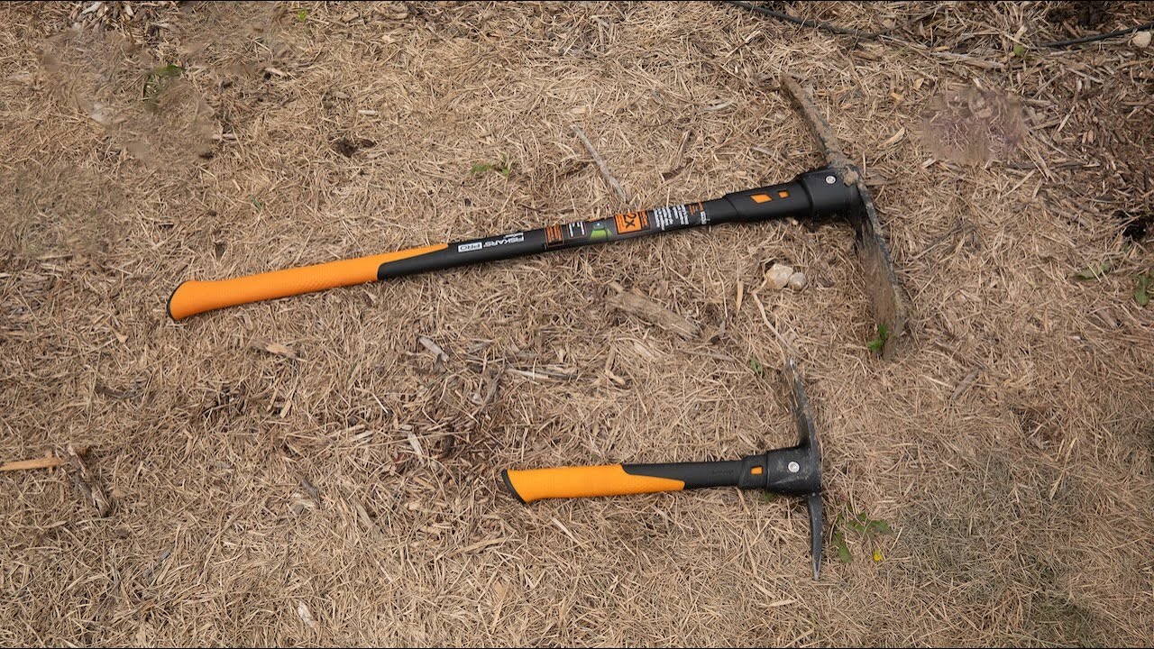 Motyka/kilof Fiskars 5 LB kontra kilof/motyka 1,5 LB: Por&oacute;wnanie narzędzi ogrodowych