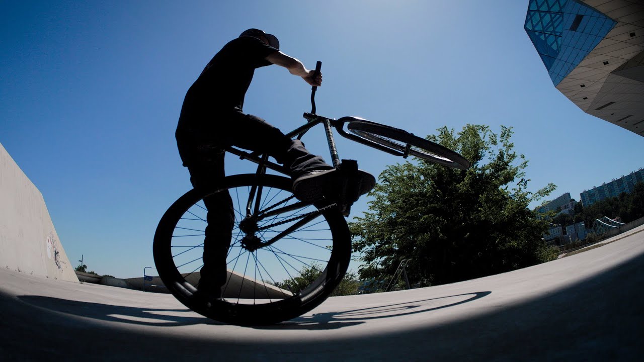 Fixie Flow — A Ride Through Lyon’s Urban Pulse