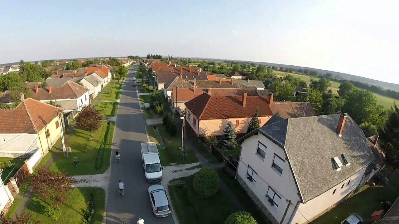 Szentpéterfán Mamáék háza előtt játszunk, mint régen :)